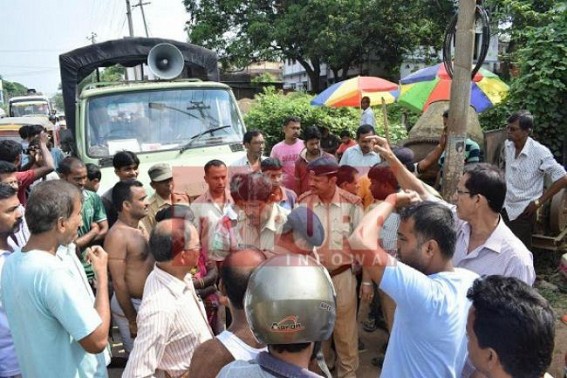 Democracy hits ‘Cleanliness Drive’ in Tripura : Locals repulse AMC members while evicting fish sellers beside NH-44 Democracy hits ‘Cleanliness Drive’ in Tripura : Locals repulse AMC members while evicting fish sellers beside NH-44